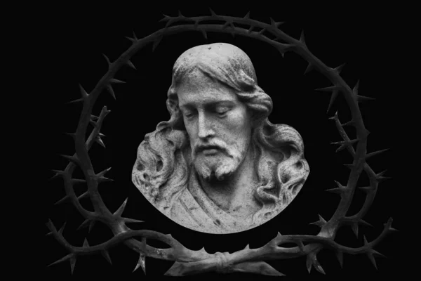 基督耶稣的古代雕像和荆棘冠冕的黑白形象是痛苦 钉十字架 死亡和复活的象征 — 图库照片