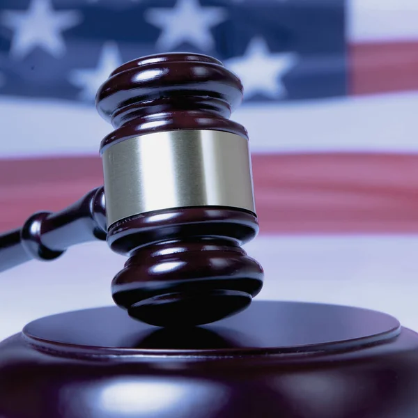 Суддя Молотка Проти Національний Прапор Сполучених Штатів Символ Судова Система — стокове фото