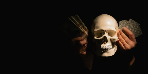 Cráneo Esqueleto Con Dinero Dólares Cartas Copiar Espacio Para Diseño — Foto de Stock