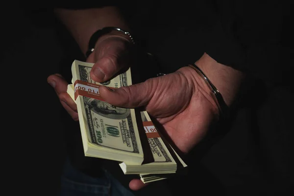 Acercamiento Hombre Arrestado Sosteniendo Dinero Esposado Como Símbolo Corrupción Propinas — Foto de Stock