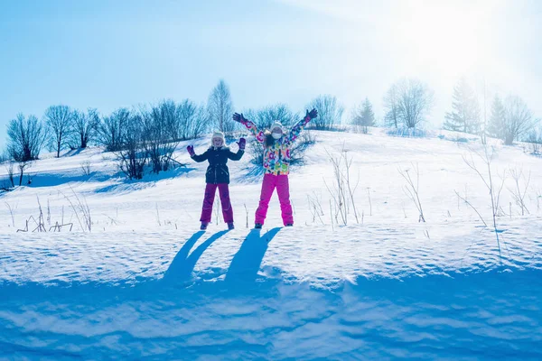 Porträtt Två Unga Flickvänner Som Roar Sig Ett Snöigt Berg — Stockfoto