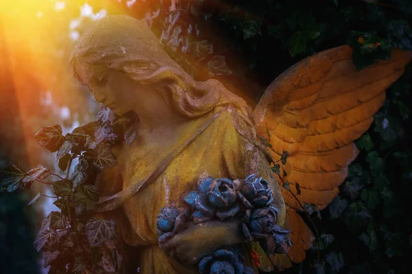 Krásná Postava Anděla Slunci Starověká Kamenná Socha — Stock fotografie