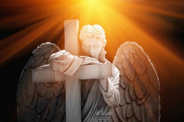 Ангел Крестом Старинная Каменная Статуя Горизонтальное Изображение — стоковое фото
