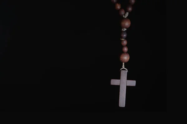 救いと永遠の命の象徴としての黒人の背景にロザリオ スペースのコピー — ストック写真