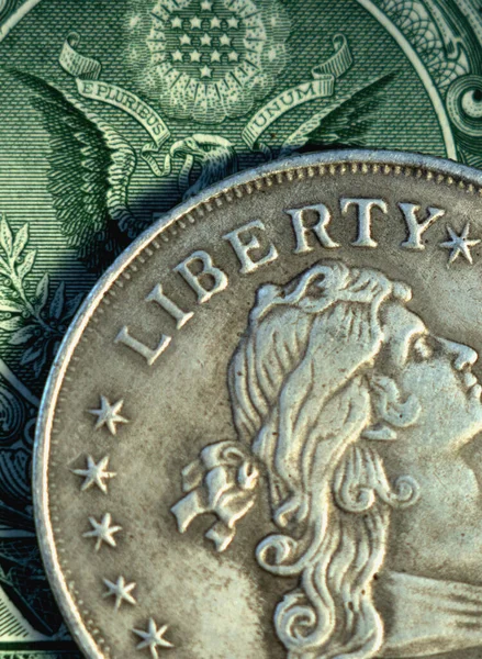 Feche Uma Nota Dólar Uma Moeda Com Descrição Liberty — Fotografia de Stock
