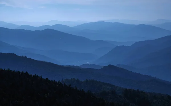 Puncak Tertinggi Pemandangan Pegunungan Biru Tua Yang Indah Dengan Kabut — Stok Foto