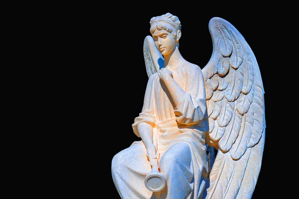 美丽的天使 小号是痛苦 恐惧和生命终结的象征 古老的石像复制空间 — 图库照片