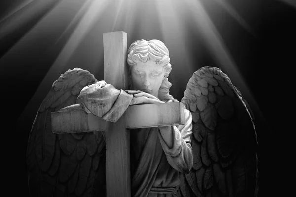Angyal Kereszttel Ősi Kőszobor Fekete Fehér Vízszintes Kép — Stock Fotó