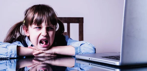 Desvantagens Conceito Ensino Distância Online Menina Bonita Nova Usando Laptop — Fotografia de Stock