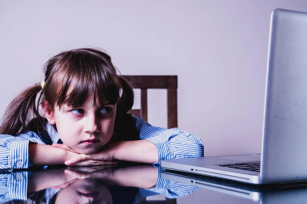Nachteile Des Online Fernstudiums Junges Schönes Mädchen Nutzt Laptop Für — Stockfoto