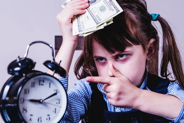 Νεαρή Όμορφη Επιχειρηματίας Κρατώντας Χρήματα Και Δείχνοντας Alarn Ρολόι Σαν — Φωτογραφία Αρχείου