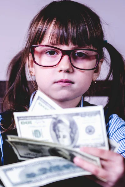ビジネスファイナンス 銀行とお金の概念 たくさんのお金を持つ若いきれいな女の子の肖像画 垂直画像 — ストック写真
