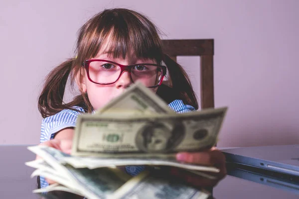 Επιχειρηματική Χρηματοδότηση Τραπεζική Και Χρηματική Έννοια Νεαρό Όμορφο Κορίτσι Είναι — Φωτογραφία Αρχείου