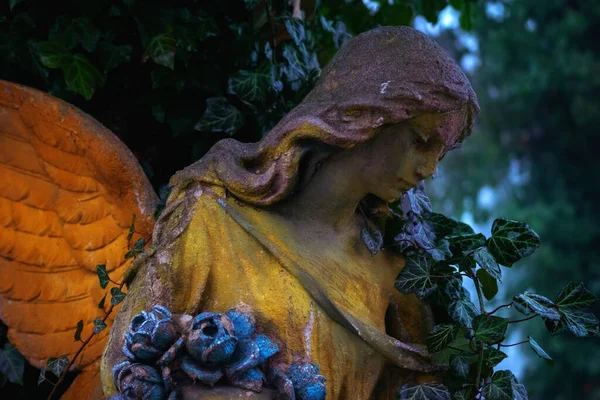 Fragmento Uma Antiga Estátua Pedra Bela Figura Anjo Luz Sol — Fotografia de Stock