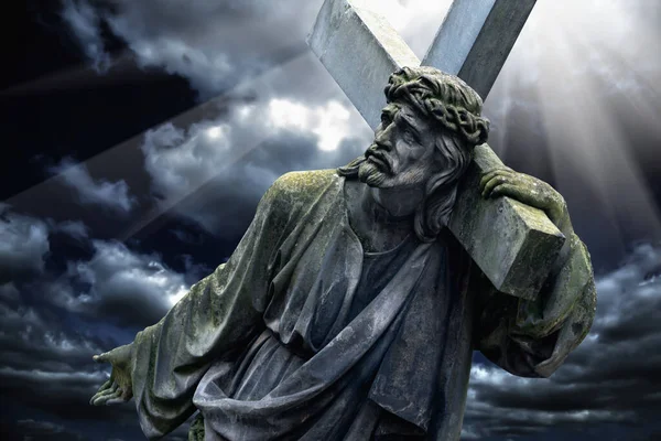 Ісус Христос Носить Святий Хрест Стародавня Статуя — стокове фото