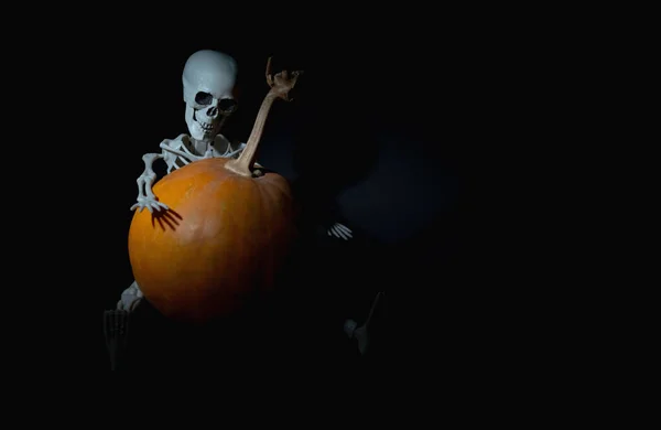 Tarjeta Fiesta Halloween Calabaza Esqueleto Sobre Fondo Negro Copiar Espacio — Foto de Stock
