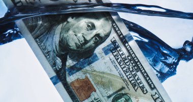 ABD Doları 'nın küresel ekonomik krizin bir sembolü olarak suya batması. 