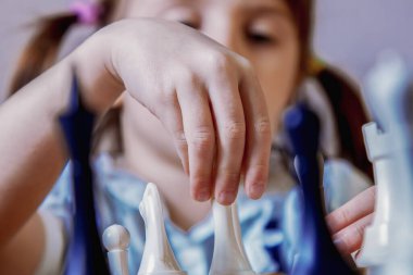 Yarışma başarısında insan eli hareket eden satranç figürü. Strateji ve liderlik kavramı.