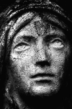 Bakire Meryem. Antik bir heykelin parçası. Siyah ve beyaz resim.