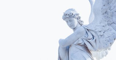 Beyaz arka planda izole edilmiş antik taş melek heykeli. Boşluğu kopyala.