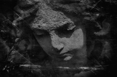 - Ölüm. Geçmişe dönük üzgün meleği acı, korku ve hayatın sonu olarak tasvir et. Antik heykel. Siyah ve beyaz resim.