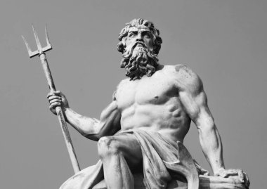Güçlü deniz tanrısı Neptün 'ün (Poseidon) mızraklı antik taş heykeli. Siyah ve beyaz resim.