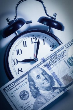 Vakit nakittir. İş, zenginlik ve iş sembolü olarak çalar saat ve ABD Doları.