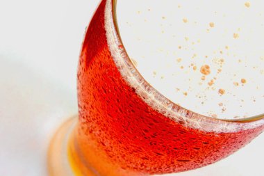 Bir bardak biranın en üst görüntüsü. Yakın çekim.