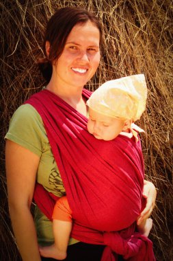 Anne ve çocuk dışarıda. Anne ve bebek güneşli ışıklarda eğleniyorlar. Aile birlikte eğleniyor. Mutlu çocukluk kavramı. 