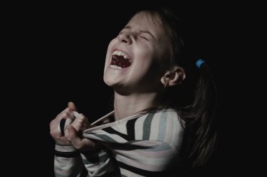 Kayıp çocukluk, acı, akıl sağlığı, stres, depresyon, panik ataklar ve çocuklarda endişe. Gergin ve üzgün kız yardım çığlıkları atıyor. Kavramsal resim.