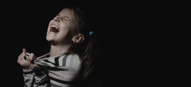 Kayıp çocukluk, acı, akıl sağlığı, stres, depresyon, panik ataklar ve çocuklarda endişe. Gergin ve üzgün kız yardım çığlıkları atıyor. Metin veya tasarım için boşluk kopyala. Yatay resim.