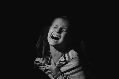 Kayıp çocukluk, akıl sağlığı, depresyon, panik ataklar ve çocuklarda endişe. Üzgün ve gergin bir kız çocuğu yardım için bağırıyor.. 