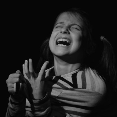 Kayıp çocukluk, akıl sağlığı, stres, depresyon, panik ataklar ve çocuklarda endişe. Gergin ve aşırı heyecanlı genç kızın psikolojik portresi kapanıyor. Yardım çığlıkları atıyor.. 