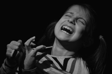 Kayıp çocukluk, akıl sağlığı, stres, depresyon, panik ataklar ve çocuklarda endişe. Gergin ve aşırı heyecanlı genç kızın psikolojik portresi yardım çığlıkları atıyor. Yatay resim.