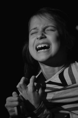 Kayıp çocukluk, acı, akıl sağlığı, stres, psikoloji, depresyon, panik ataklar ve çocuklarda endişe. İmdat diye bağıran çocuk portresi. Siyah ve beyaz dikey resim.
