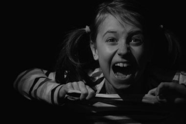 Kayıp çocukluk, acı, akıl sağlığı, stres, psikoloji, depresyon, panik ataklar ve çocuklarda endişe. İmdat diye bağıran çocuk portresi. Siyah ve beyaz resim.