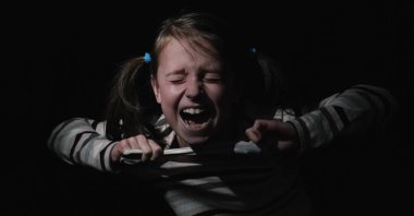 Kayıp çocukluk, acı, akıl sağlığı, stres, psikoloji, depresyon, panik ataklar ve çocuklarda endişe. Kız çocuğunun silueti yardım çığlıkları atıyor.. 