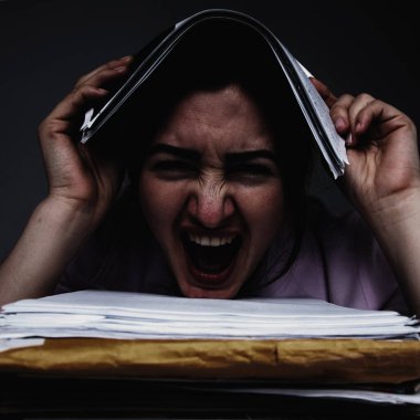 İnsan çalışmalarının değer kaybı, umutsuzluk, düşük ücret, fazla mesai, kariyer beklentisi eksikliği konsepti. Ofiste çalışmaktan yorgun düşmüş genç bir iş kadını.. 