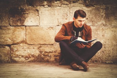 Rahatlatıcı ve bir kitap okuma genç adam portresi.
