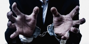 Tutuklanan adam rime ve yıkıcı antisosyal davranışların sembolü olarak kelepçelendi.