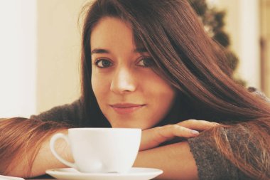 - Kahve. Kafede açık havada kahve içen güzel bir kadının portresi. Bir bardak içeceği olan güzel model bir kadın. Yatay resim.