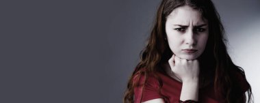 Acı, depresyon, endişe ve ani korku konsepti. Genç üzgün ve çaresiz bir kadının portresi. Vücut dili, jestler, yüz ifadeleri, psikoloji konsepti. Boşluğu kopyala.