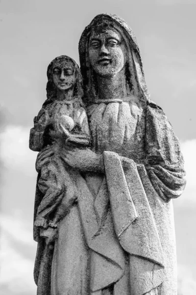 圣母玛利亚非常古老的石像 和耶稣基督在一起 灵魂的概念 垂直图像 — 图库照片