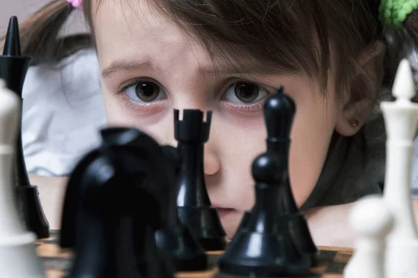 Nahaufnahme Lustiges Porträt Eines Kleinen Süßen Mädchens Das Schach Spielt — Stockfoto