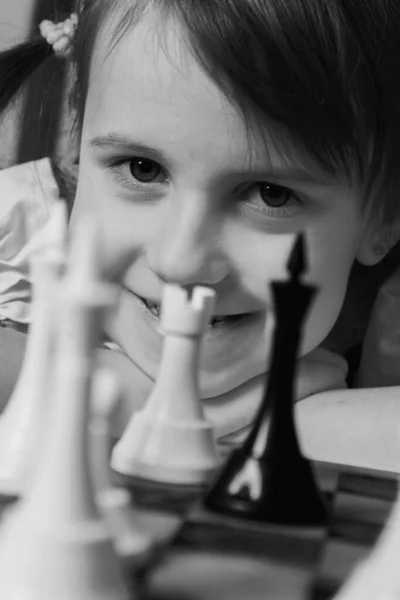 Закрыть Смешной Портрет Маленькой Милой Девочки Играющей Шахматы Черно Белое — стоковое фото