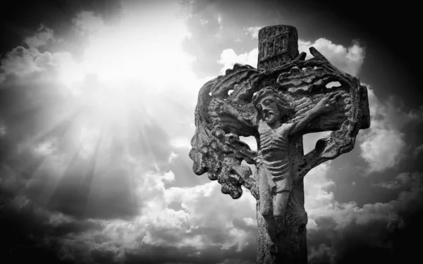 神圣的十字架与钉十字架的耶稣基督 非常古老的雕像对着天空 黑色和白色的图像 复制空间 — 图库照片