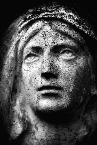 Κλείστε Ένα Αρχαίο Άγαλμα Ρωγμές Πρόσωπο Της Παναγίας Ασπρόμαυρη Εικόνα — Φωτογραφία Αρχείου