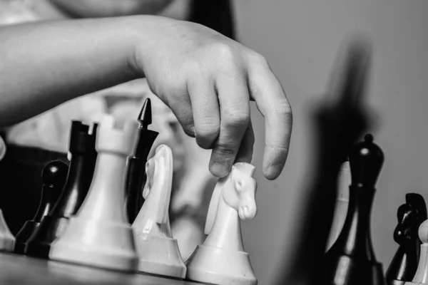 Menschliche Hand Bewegende Schachfigur Erfolgsspiel Des Wettbewerbs Strategie Und Führungskonzept — Stockfoto