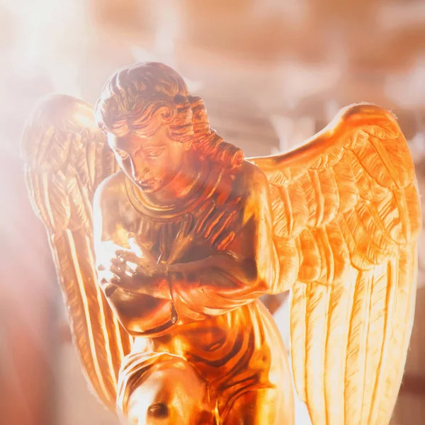 Cierra Una Antigua Estatua Oro Ángel Luz Del Sol Religión —  Fotos de Stock
