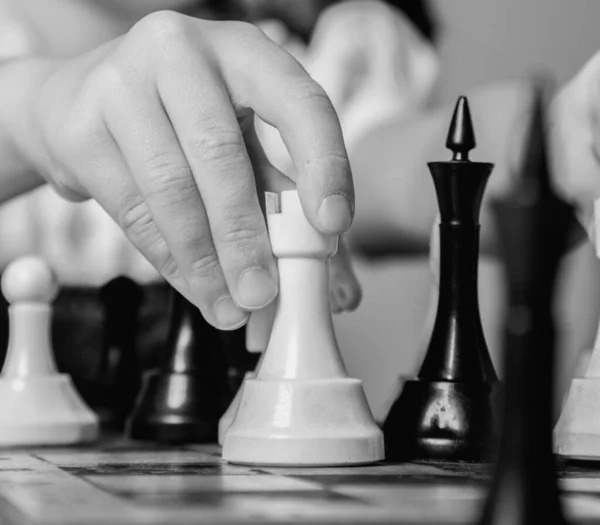 Schachspiel Selektiver Fokus Auf Den Finger Schwarz Weiß Bild — Stockfoto